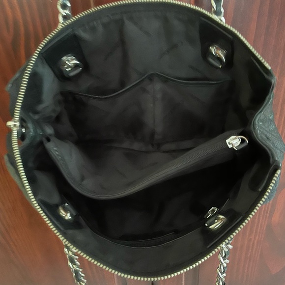 Calvin Klein Quilted Handbag. Lots of Compartments. - Picture 4 of 15